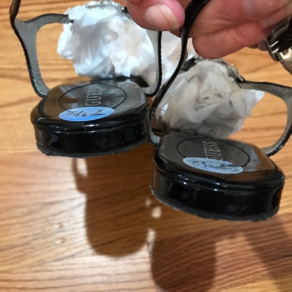 ❓GUESS Patent Leather Sandals - Picture 7 of 7